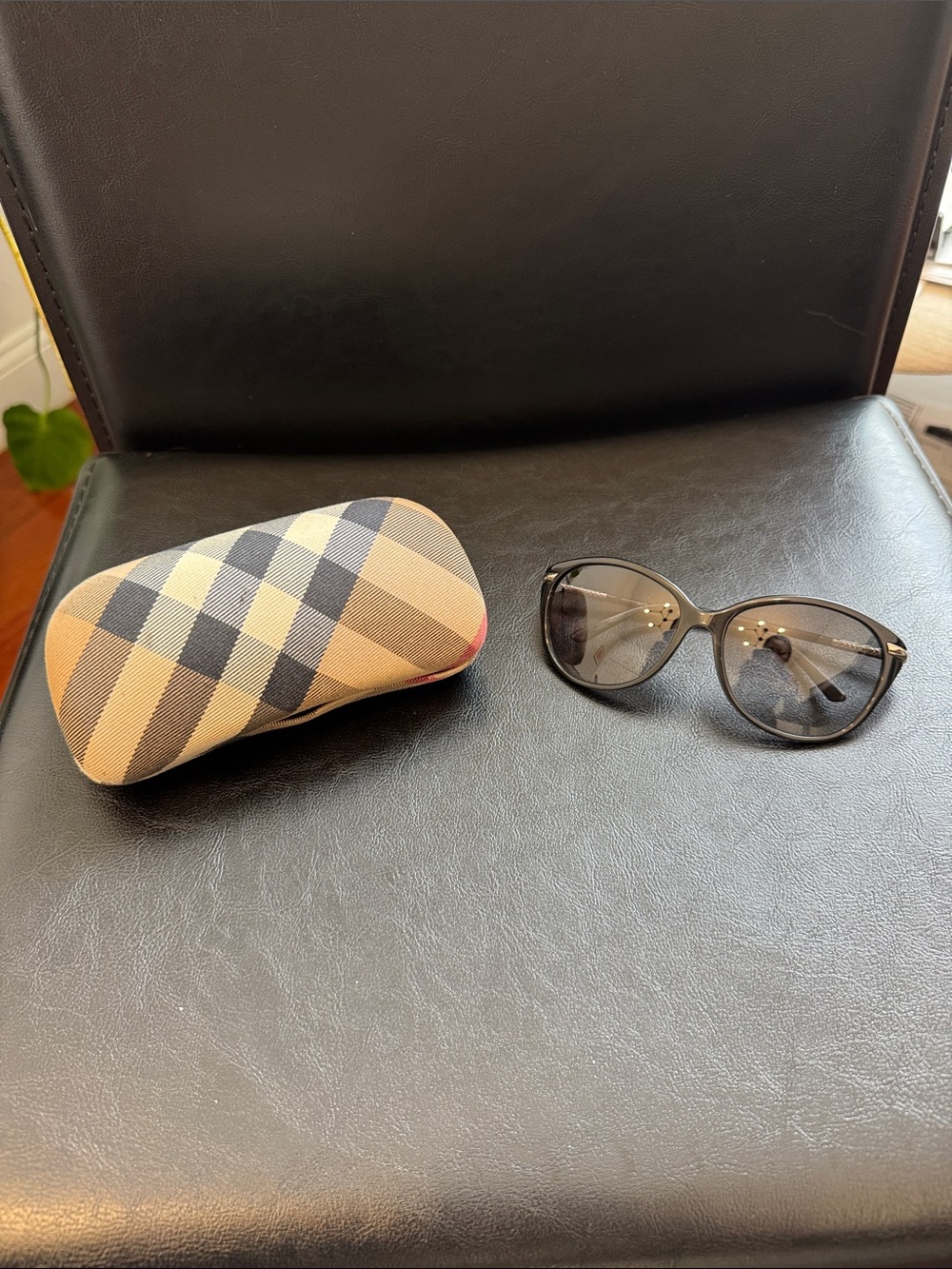 Burberry Women's Sunglasses Black/Silver